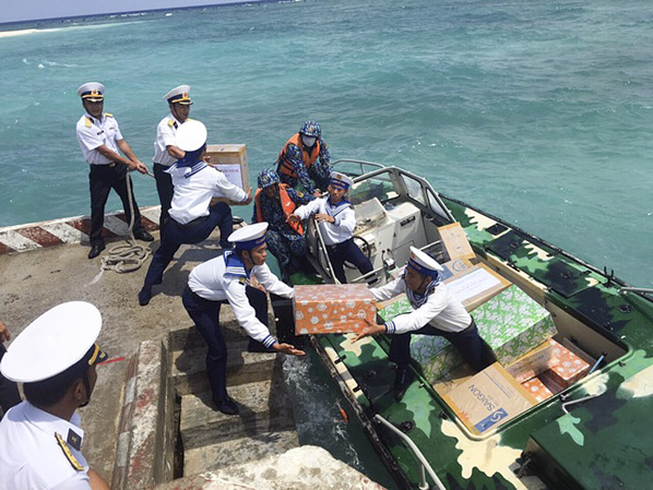 Đoàn công tác chuyển quà lên đảo Sinh Tồn Đông.