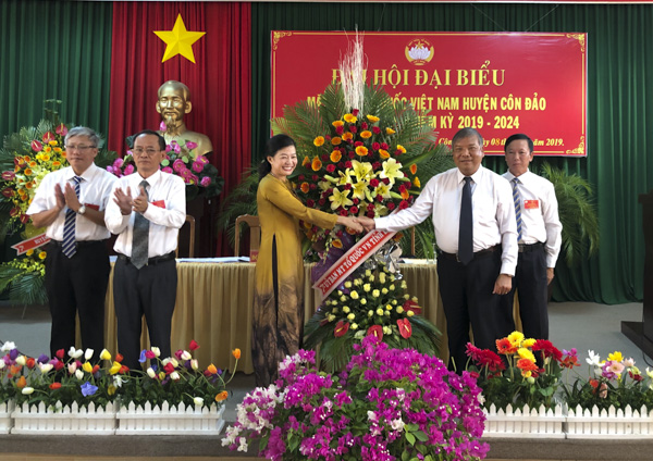 Đồng chí Bùi Thanh Nghĩa tặng hoa chúc mừng đại hội.