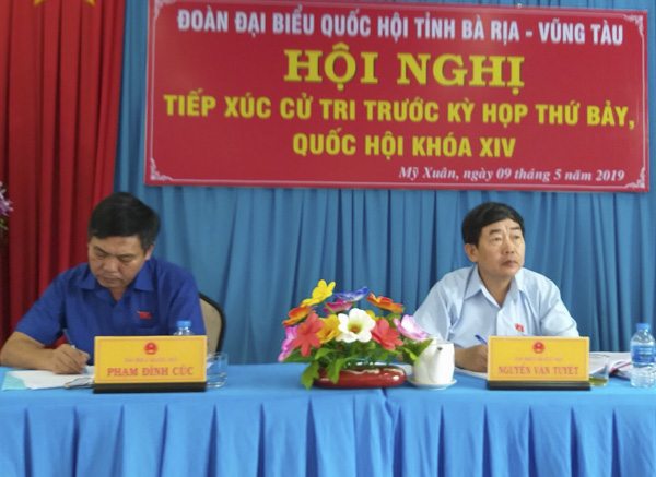 Các đại biểu: Nguyễn Văn Tuyết và Phạm Đình Cúc tiếp xúc cử tri TX.Phú Mỹ.