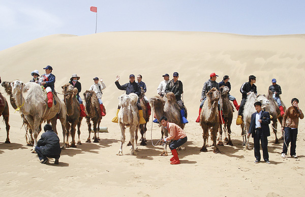 Du khách cưỡi lạc đà khám phá Nội Mông.