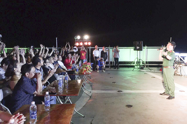 Đại biểu Trần Hoàn, Bộ Chỉ huy quân sự tỉnh BR-VT biểu diễn ca khúc “Tháng Năm nhớ Bác” tại buổi giao lưu.