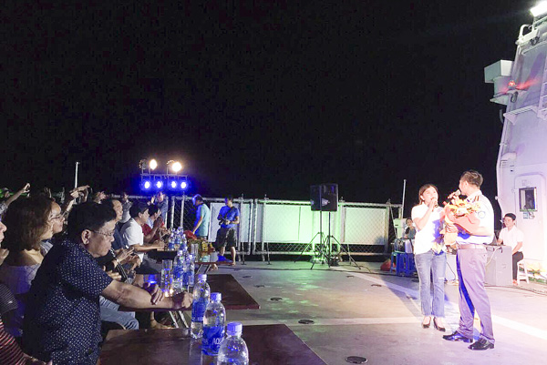 Tiết mục song ca “Tình ta biển bạc đồng xanh” do thành viên đội Văn nghệ xung kích (Trung tâm Văn hoá Nghệ thuật tỉnh Long An) và cán bộ tàu KN 290 biểu diễn.