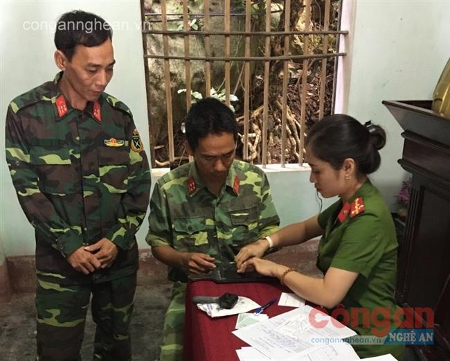 Công an TX Cửa Lò làm thủ tục cấp CMND miễn phí cho các chiến sỹ đóng quân trên đảo