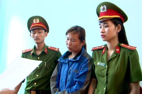 Công an đọc lệnh bắt Cao Thị Thu Hiền