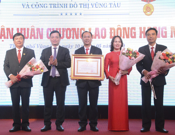 Thừa ủy quyền của Chủ tịch nước, đồng chí Nguyễn Thành Long, Phó Chủ tịch UBND tỉnh trao Huân chương Lao động hạng Nhì cho tập thể cán bộ, công nhân viên Công ty VESCO.