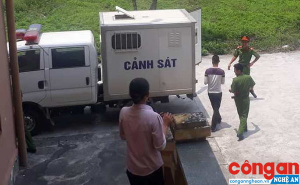 Người mẹ chạy theo rồi đứng nhìn khi Nguyễn Hữu Ch. được các cán bộ Công an dẫn giải để lên xe về trại giam