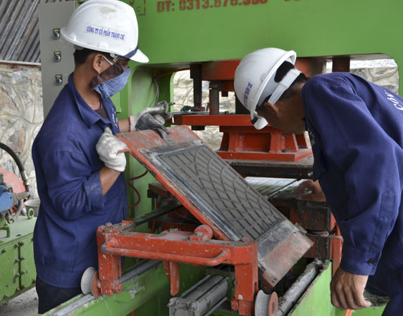 Sản xuất vật liệu xây không nung tại Nhà máy sản xuất của Công ty CP Thành Chí (xã Châu Pha, TX. Phú Mỹ).