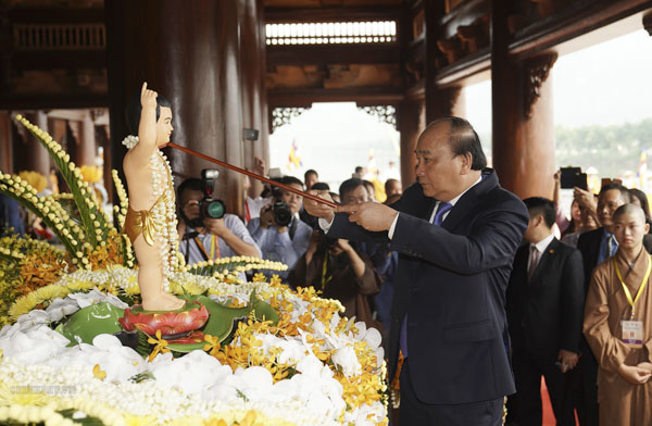 Thủ tướng Nguyễn Xuân Phúc thực hiện nghi thức tắm Phật tại Đại lễ Vesak 2019. Ảnh: Quang Hiếu