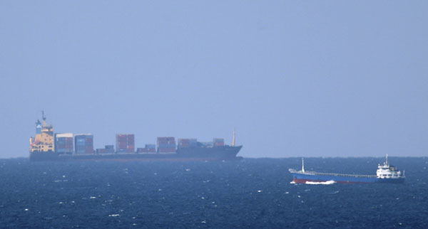Tàu chở hàng đi qua Eo biển Hormuz. (nguồn AFP)
