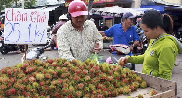 Khách hàng mua chôm chôm trên đường Nam Kỳ Khởi Nghĩa,  TP.Vũng Tàu.