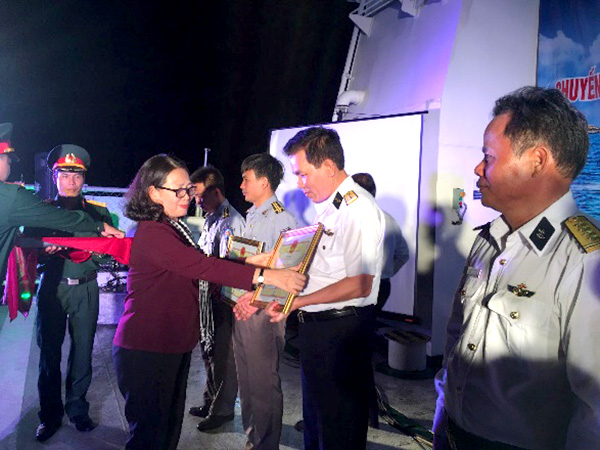 Đồng chí Nguyễn Thị Yến tặng Bằng khen cho những cá nhân đạt thành tích trong công tác bảo đảm an toàn cho Đoàn.
