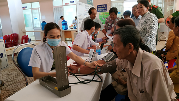 Các y, bác sĩ khám, tư vấn cho người dân xã Bàu Chinh.