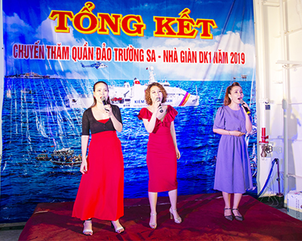 Các ca sĩ Đoàn Ca múa nhạc tỉnh với ca khúc “Bâng khuâng Trường Sa” tại lễ đón Đoàn.