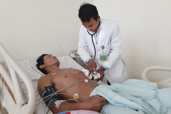 Bác sĩ Ngô Tuấn An, Khoa Ngoại tổng quát kiểm tra vết thương cho bệnh nhân D.N