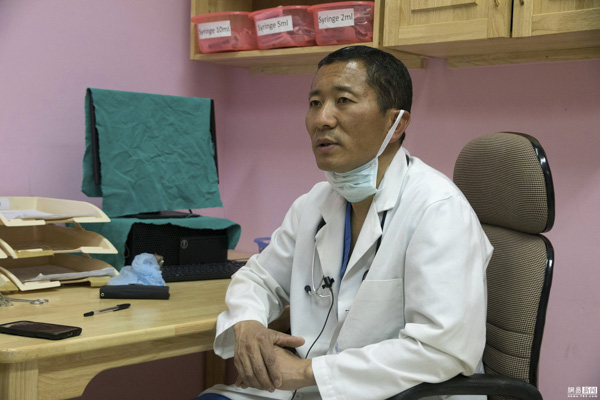 Thủ tướng Lotay Tshering tại bệnh viện ở thủ đô Thimphu. 