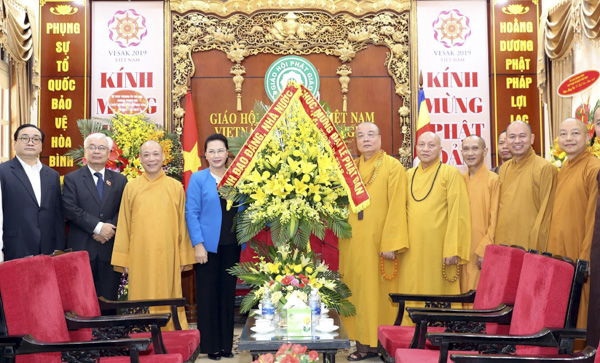Chủ tịch Quốc hội Nguyễn Thị Kim Ngân tặng hoa chúc mừng Hòa thượng Thích Thanh Nhiễu và Giáo hội Phật giáo Việt Nam. Ảnh: TRỌNG ĐỨC 