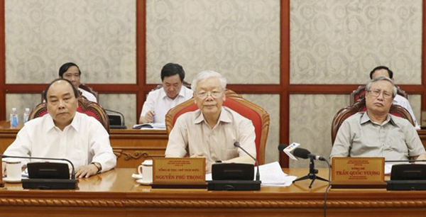 Thủ tướng Nguyễn Xuân Phúc, Tổng Bí thư, Chủ tịch nước Nguyễn Phú Trọng, Thường trực Ban Bí thư Trần Quốc Vượng tại cuộc họp Bộ Chính trị.