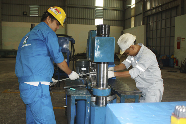 Chương trình đào tạo giúp nhiều DN nâng cao năng suất trong sản xuất. Trong ảnh:  Sản xuất cáp thép tại Công ty CP Liên hợp Mê Kông (KCN Đông Xuyên, TP. Vũng Tàu). Ảnh: ĐÔNG HIẾU