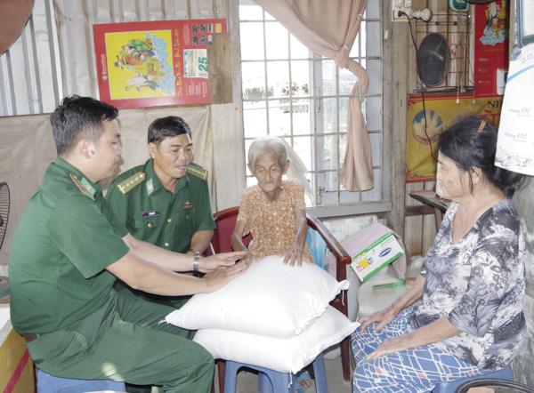Cán bộ, chiến sĩ Bộ Chỉ huy Bộ đội Biên phòng tỉnh tặng gạo cho người nghèo phường 12, TP.Vũng Tàu.
