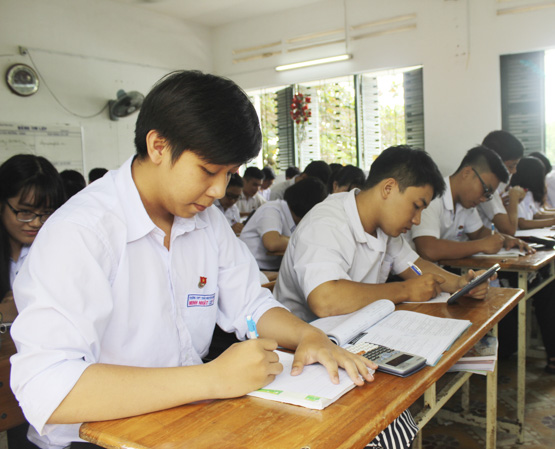 HS lớp 12 Trường THPT Trần Nguyên Hãn (TP. Vũng Tàu) đang tích cực ôn luyện  chuẩn bị cho kỳ thi THPT Quốc gia. Ảnh: Khánh Chi