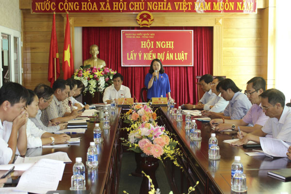 Đồng chí Nguyễn Thị Yến, Phó Bí thư Thường trực Tỉnh ủy, Trưởng Đoàn ĐBQH tỉnh chủ trì hội nghị.