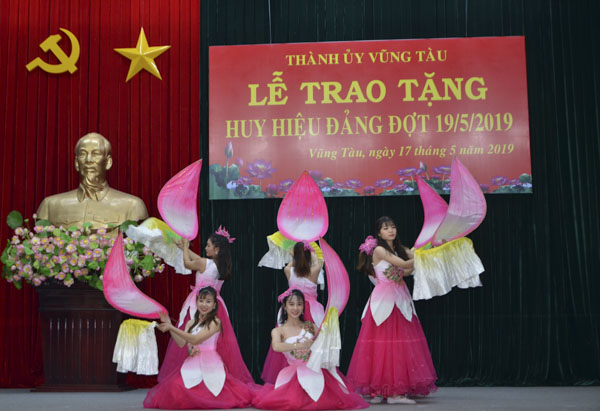 Tiết mục múa “Hoa sen dâng Bác” do đội văn nghệ Trung tâm Văn hóa-Thông tin TP.Vũng Tàu biểu diễn tại buổi lễ.