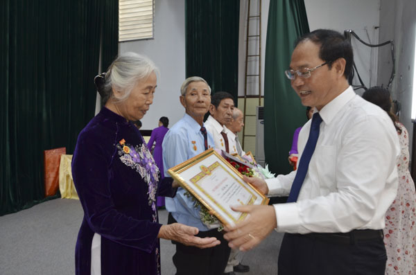 Đồng chí Mai Ngọc Thuận, Bí thư Thành ủy Vũng Tàu trao huy hiệu 55 năm tuổi Đảng cho đảng viên.