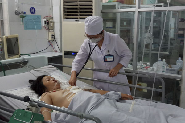 Bác sĩ Vũ Thị Phương Nga, Trưởng Khoa Hồi sức tích cực chống độc kiểm tra tình trạng vết thương của bệnh nhân