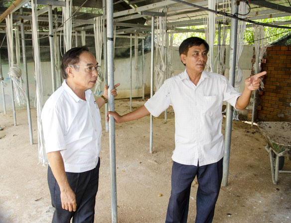 Cựu chiến binh Huỳnh Thư Phương (phải) giới thiệu cho đồng chí, đồng đội thăm quan khu vực tiệt trùng giá thể để chuẩn bị trồng vụ nấm mới tại cơ sở sản xuất của ông ở xã Tam Phước (huyện Long Điền).