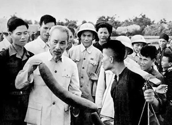 Bác Hồ thăm, tìm hiểu thực tế sản xuất của nông dân xã Ái Quốc (Hải Hưng) năm 1958  -  Ảnh tư liệu.
