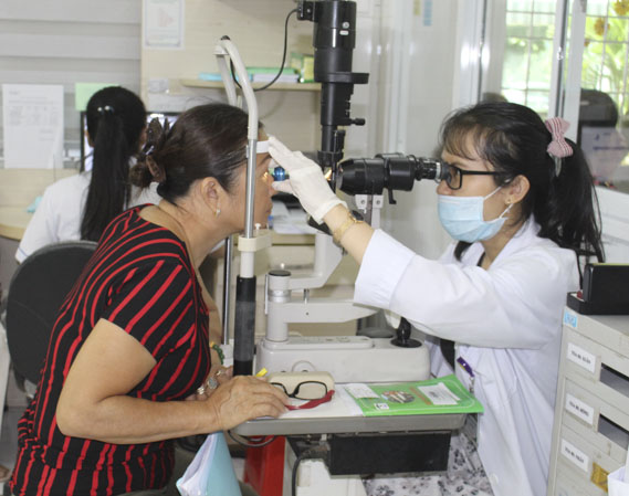 Dù Quỹ KCB BHYT bội chi nhưng không ảnh hưởng tới quyền lợi của người có thẻ BHYT.  Trong ảnh: Người dân khám mắt tại Bệnh viện Mắt tỉnh.