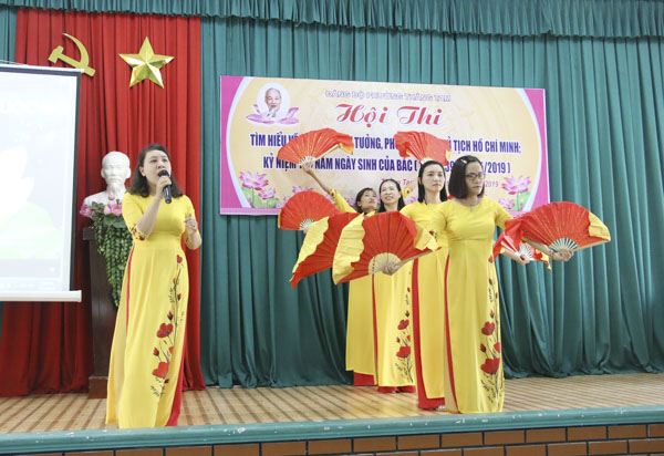 Chi bộ Trường THCS Huỳnh Khương Ninh với phần giới thiệu đội thi.