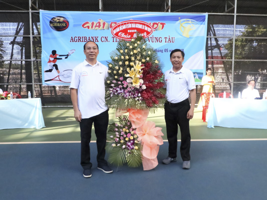 Ông Nguyễn Văn Liệu (bìa trái), Phó Giám đốc Chi nhánh Agribank BR-VT tặng lẵng hoa cho ông Nguyễn Văn Hào, Phó Giám đốc Agribank Châu Đức -  đơn vị đăng cai giải quần vợt Agribank 2019.