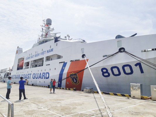 Tàu 8001 thuộc Bộ Tư lệnh Vùng Cảnh sát biển 3 chở Đoàn công tác ra huyện Côn Đảo.