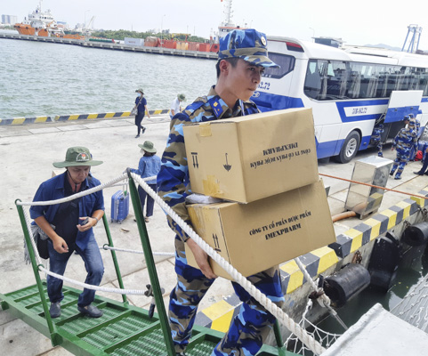 Chiến sĩ Bộ Tư lệnh Vùng Cảnh sát biển vận chuyển quà tặng người dân huyện Côn Đảo.
