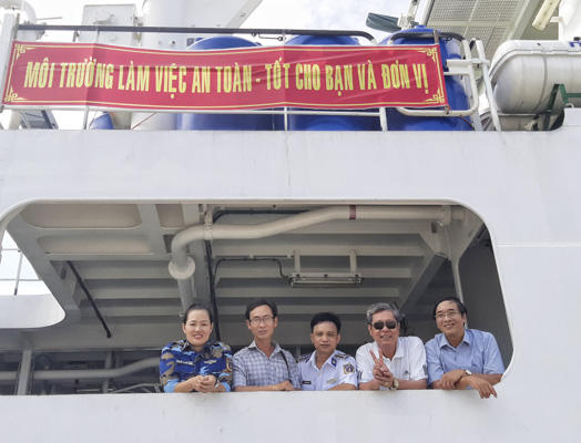 Các thành viên trong Đoàn công tác chụp ảnh lưu niệm trên tàu 8001 trước chuyến đi.