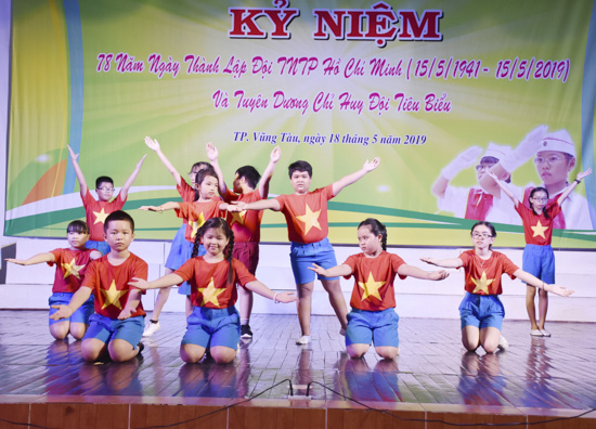 Tiết mục múa “Thiếu nhi làm theo lời Bác” do đội viên Trường TH Bùi Thị Xuân, TP. Vũng Tàu biểu diễn tại lễ kỷ niệm.