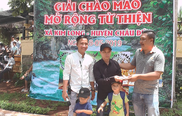 Ban tổ chức trao tiền hỗ trợ gia đình anh Trần Xuân Nam (giữa).