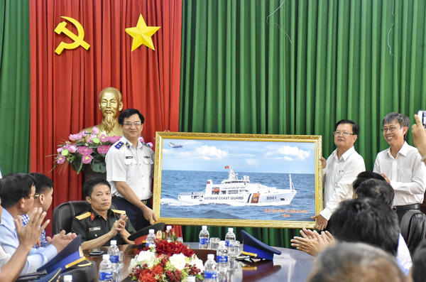 Trung tướng Hoàng Văn Đồng, Chính ủy Bộ Tư lệnh Cảnh sát biển Việt Nam tặng bức ảnh lưu niệm cho huyện Côn Đảo.