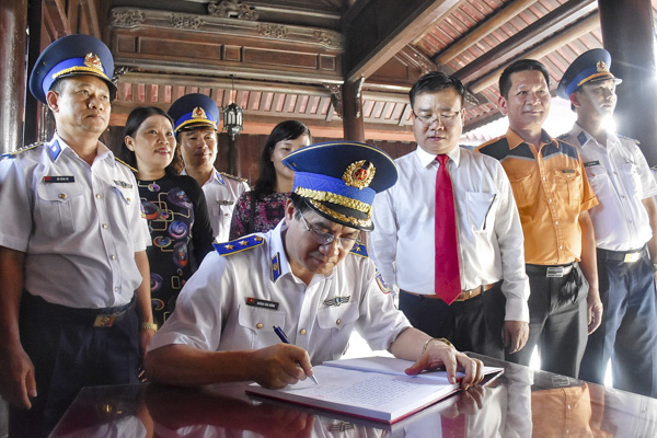 Trung tướng Hoàng Văn Đồng, Chính ủy Bộ Tư lệnh Cảnh sát biển Việt Nam viết lưu ký tại Đền thờ Côn Đảo.