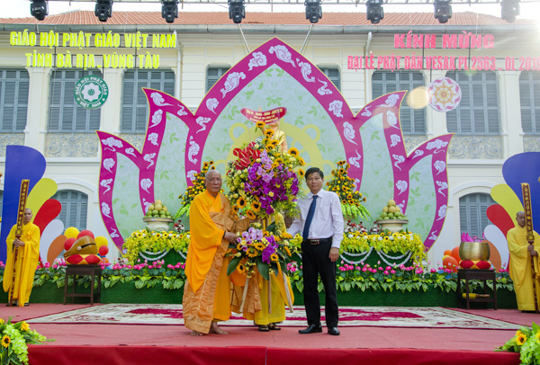 Đồng chí Trần Văn Tuấn, Phó Chủ tịch UBND tỉnh tặng hoa chúc mừng Ban trị sự Giáo hội Phật giáo Việt Nam tỉnh nhân Đại lễ Phật đản.