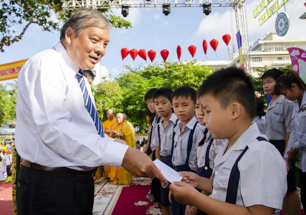 Đồng chí Bùi Thanh Nghĩa, Ủy viên Ban Thường vụ Tỉnh ủy, Chủ tịch UBMTTQ Việt Nam tỉnh trao học bổng cho con, em phật tử hiếu học tại chương trình.