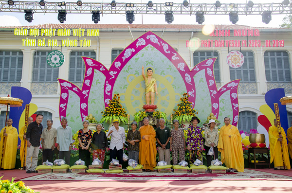 Đại diện Ban Trị sự Giáo hội Phật giáo Việt Nam tỉnh và các nhà hảo tâm tặng quà cho đồng bào, phật tử nghèo. 