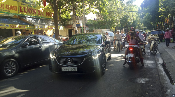 Xe ô tô đậu tràn lan trên đường Hoàng Văn Thụ, gây khó khăn cho các phương tiện qua lại. 