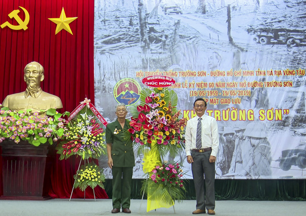 Đồng chí Lê Hồng Ngọc, Phó Chủ tịch UBMTTQ Việt Nam tỉnh tặng hoa chúc mừng Hội Truyền thống Trường Sơn - đường Hồ Chí Minh tỉnh tại lễ kỷ niệm. 