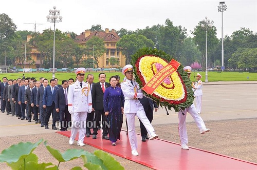 Lãnh đạo Đảng, Nhà nước và các Đại biểu Quốc vào đặt vòng hoa viếng Chủ tịch Hồ Chí Minh.