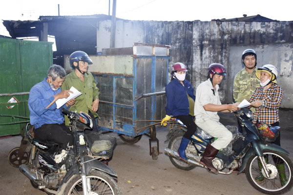 Những người hành nghề vận chuyển rác tìm hiểu thông tin về các phương tiện thu gom đạt chuẩn.