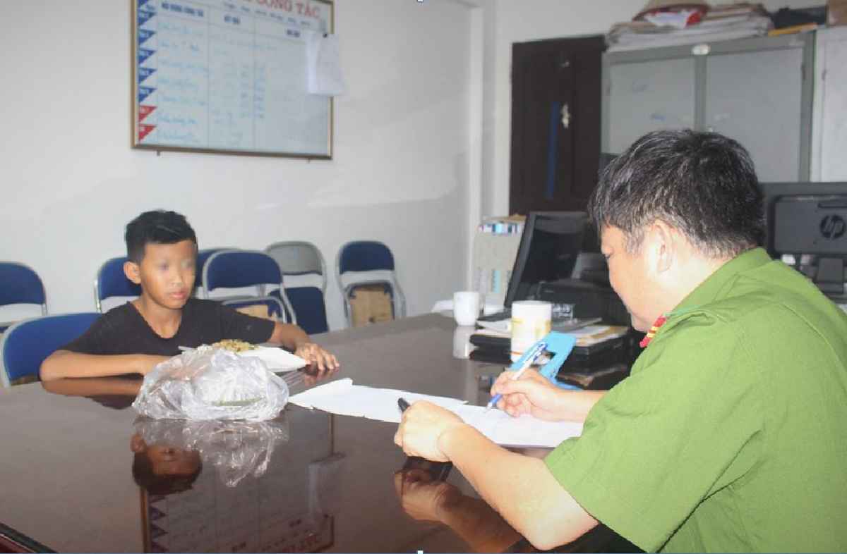 Cán bộ Đội Đặc doanh lấy thông tin cháu bé để liên lạc gia đình