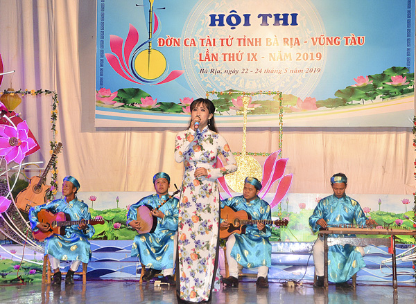 Tài tử Trúc Phương, đội ĐCTT huyện Châu Đức biểu diễn tiết mục “Khúc hát tri ân”.