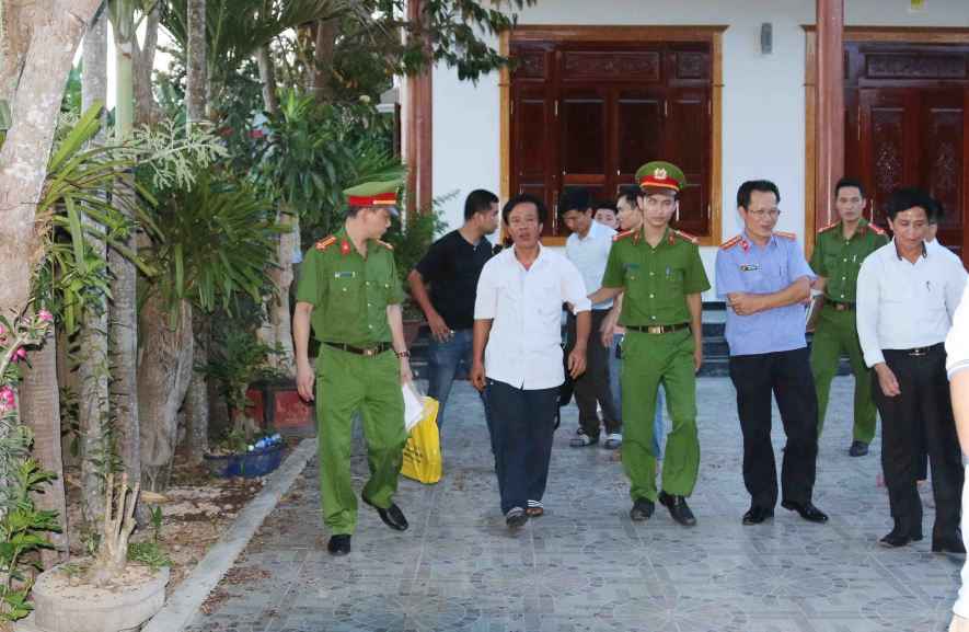 Công an tiến hành bắt giữ đối tượng Lương Duy Tuyển (áo trắng đi giữa) về hành vi lừa đảo chiếm đoạt tài sản.
